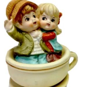 Figurine "TEA FOR TWO" MUSICAL ROTATING CERAMICTEA CUP BOY GIRL SITTING